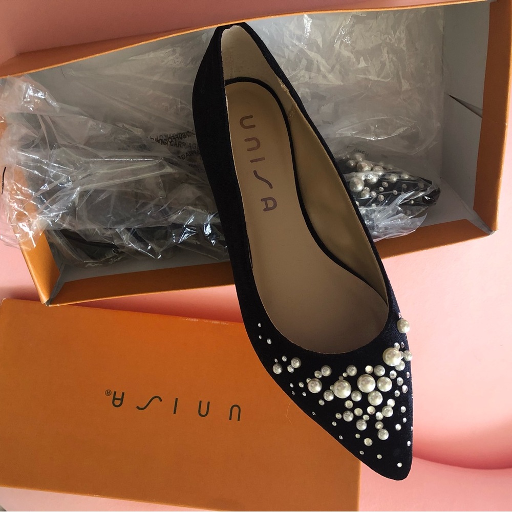 Black flats with pearl detail size 8, worn once! Comes with box